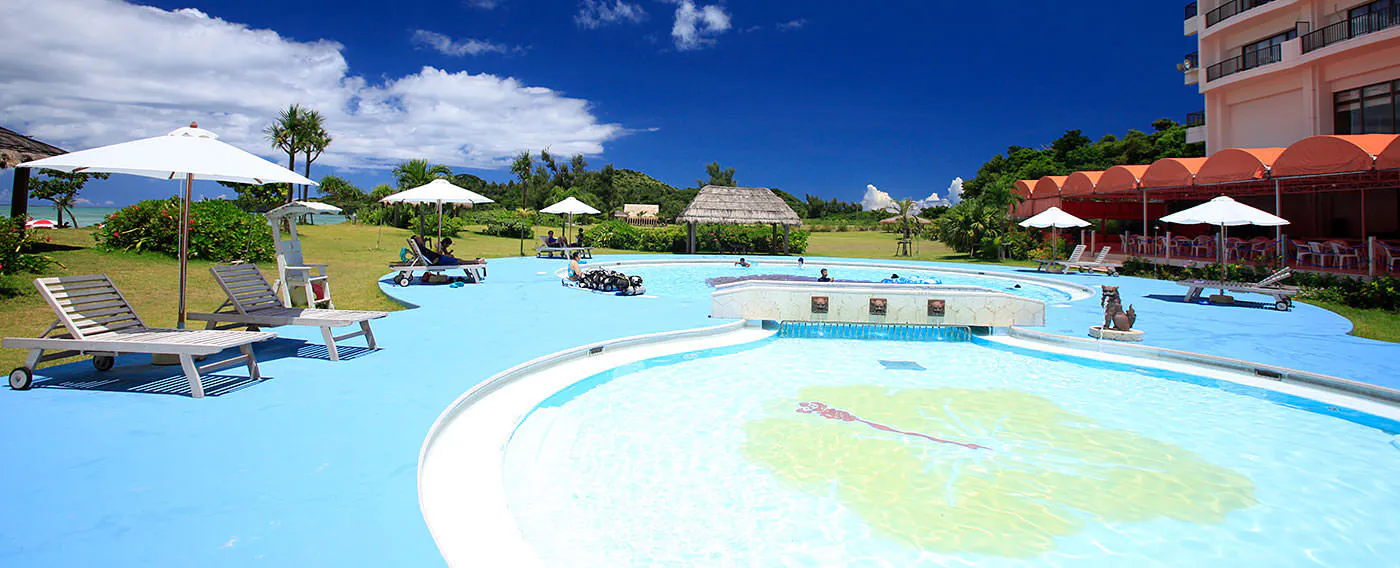 สระว่ายน้ำในสวน