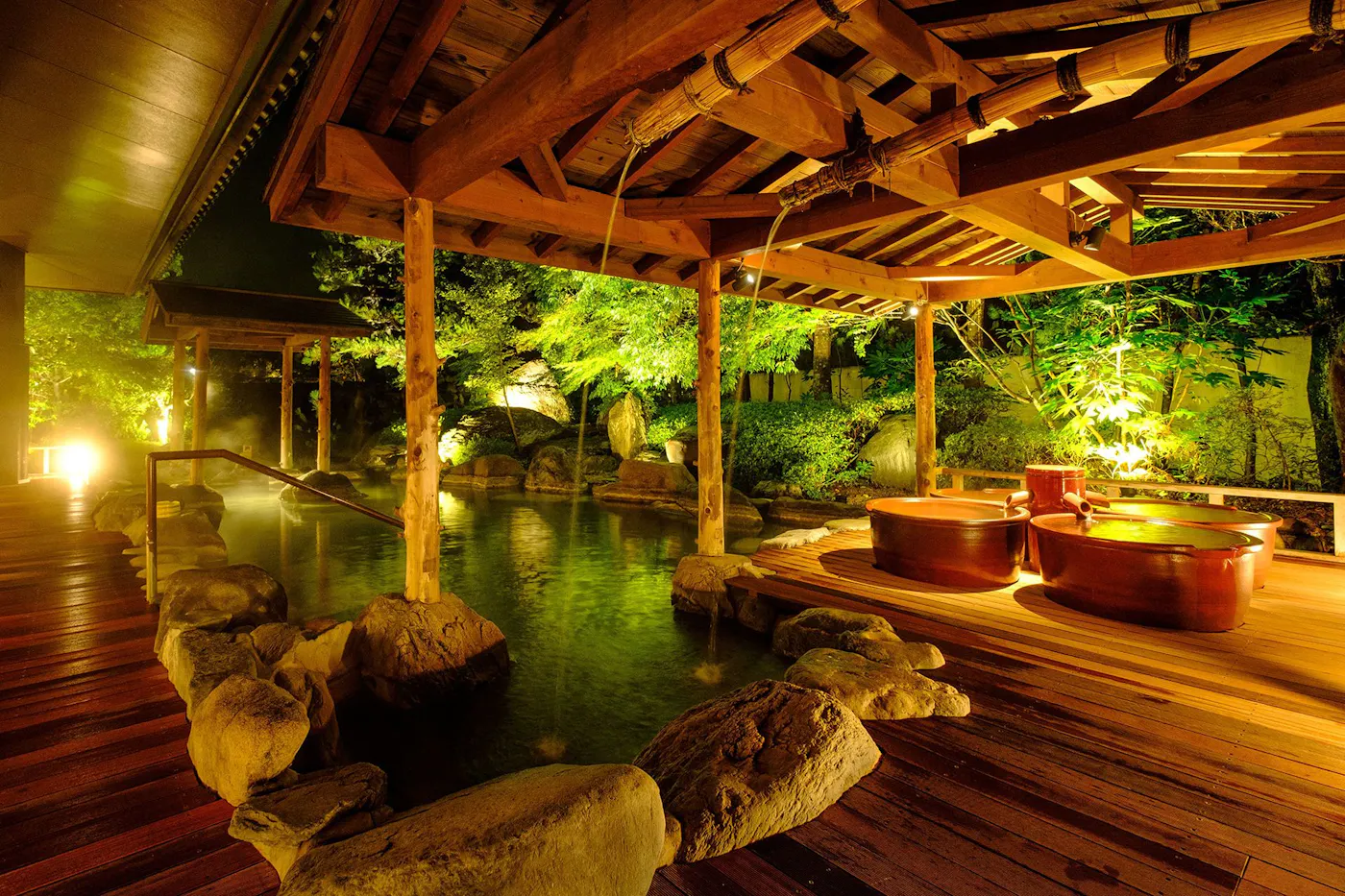 三朝温泉 三朝館：夜の露天風呂