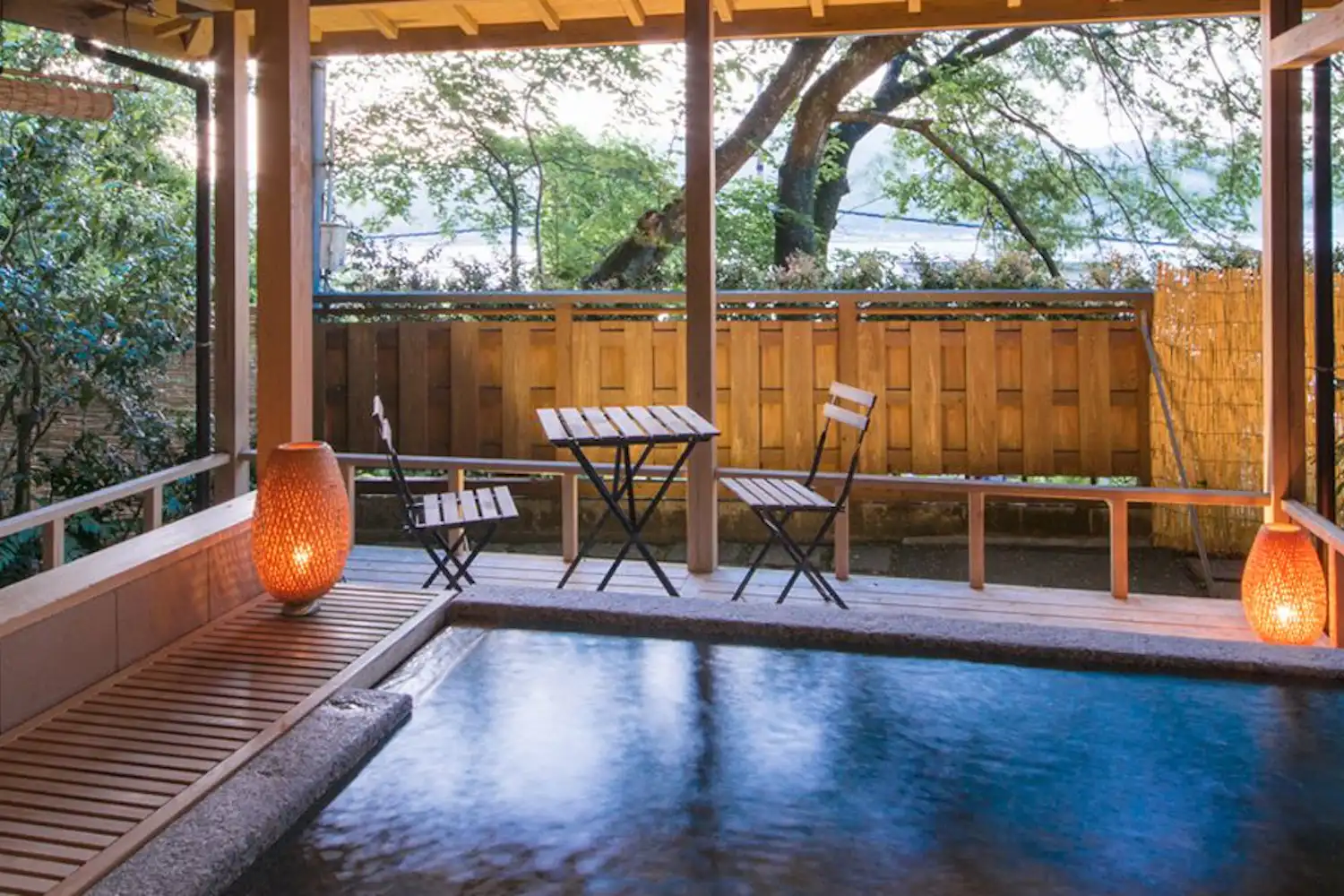 บ่อน้ำพุร้อนกลางแจ้งแบบส่วนตัว