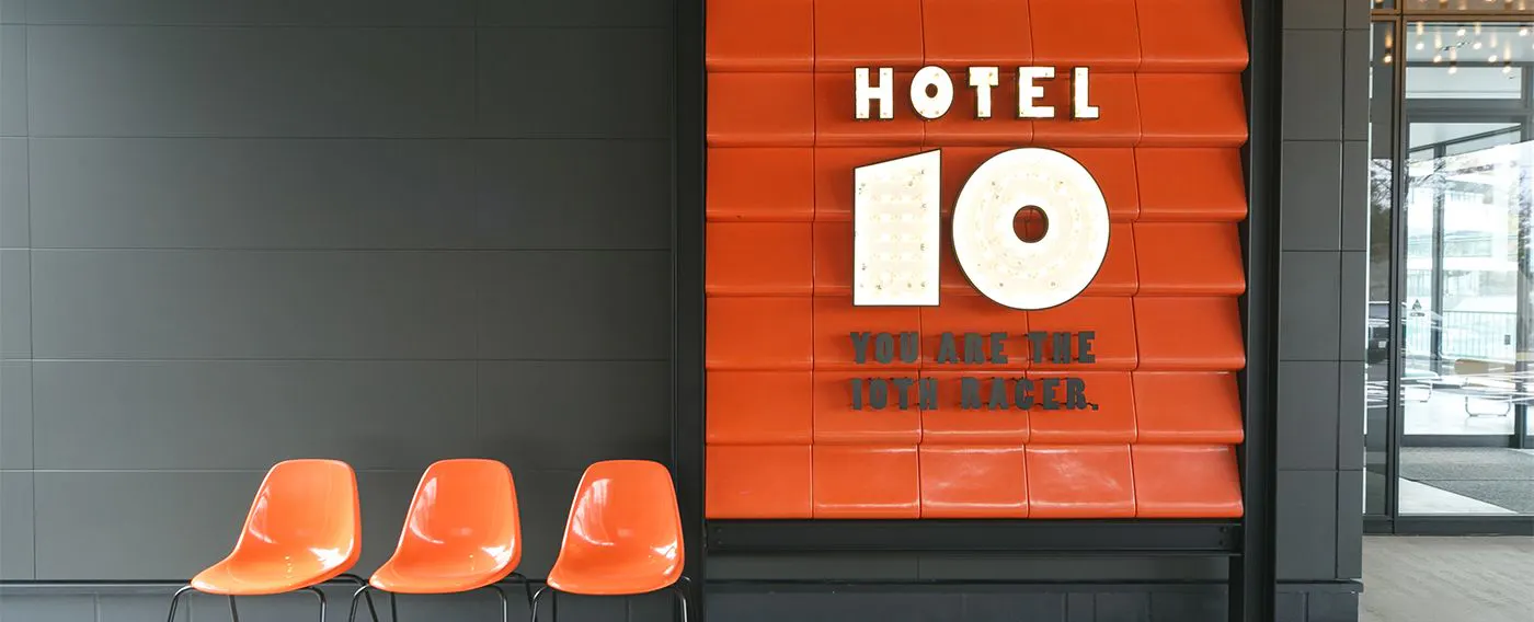 オレンジのベンチは立派なホテルの顔に