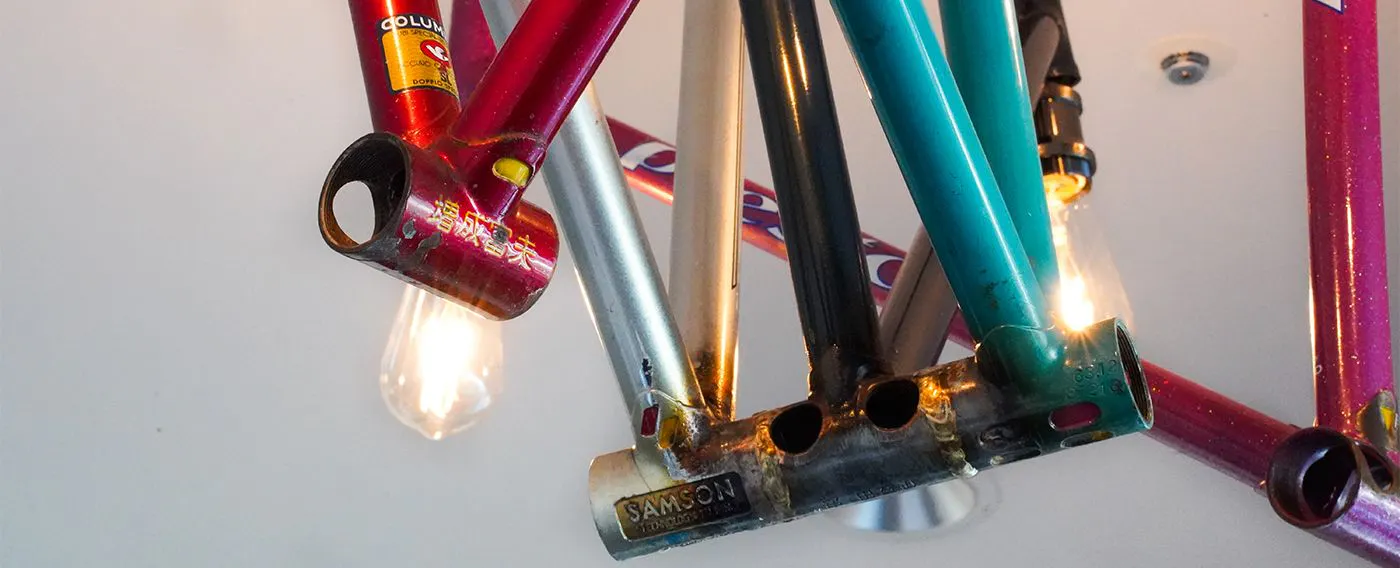 自転車のフレームはスイート客室のお洒落な照明に