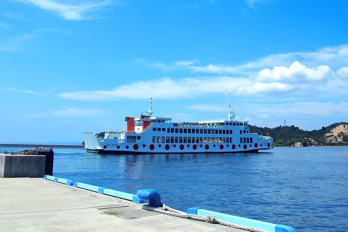 ホテルから直島行き フェリー乗り場【宇野港】まで車で5分。送迎サービスあり。