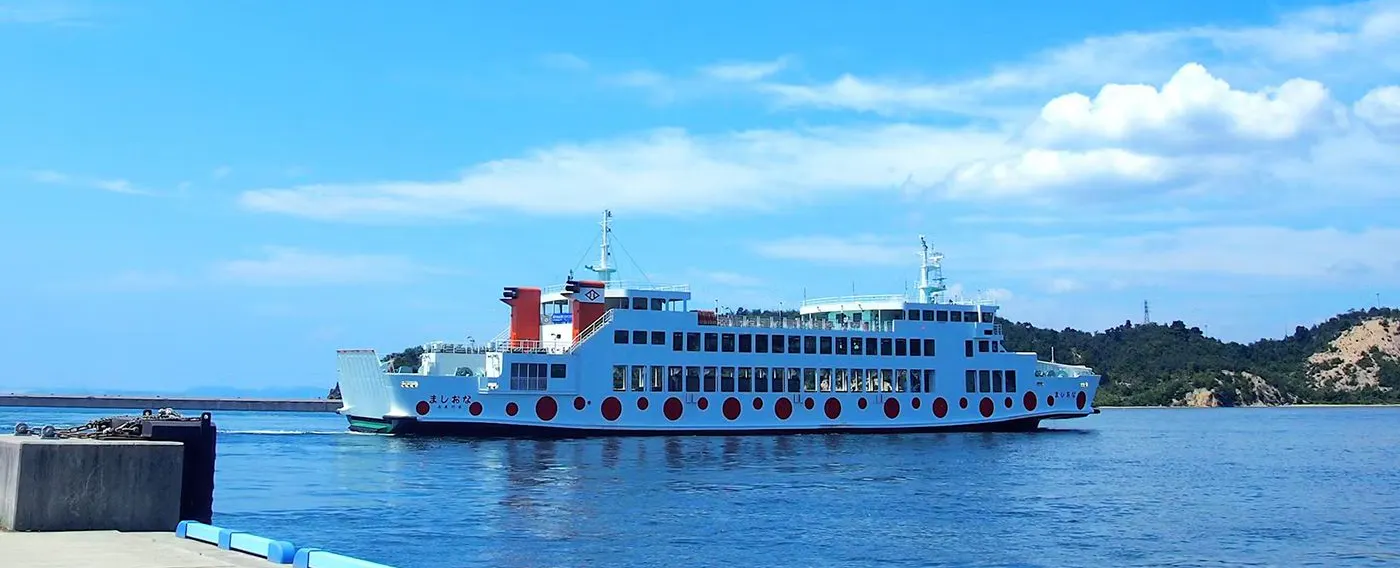 ホテルから直島行き フェリー乗り場【宇野港】まで車で5分。送迎サービスあり。