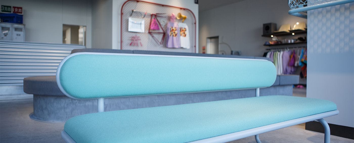 古くなった長椅子はリメイクして、皆さまを迎えるエントランスの癒しに