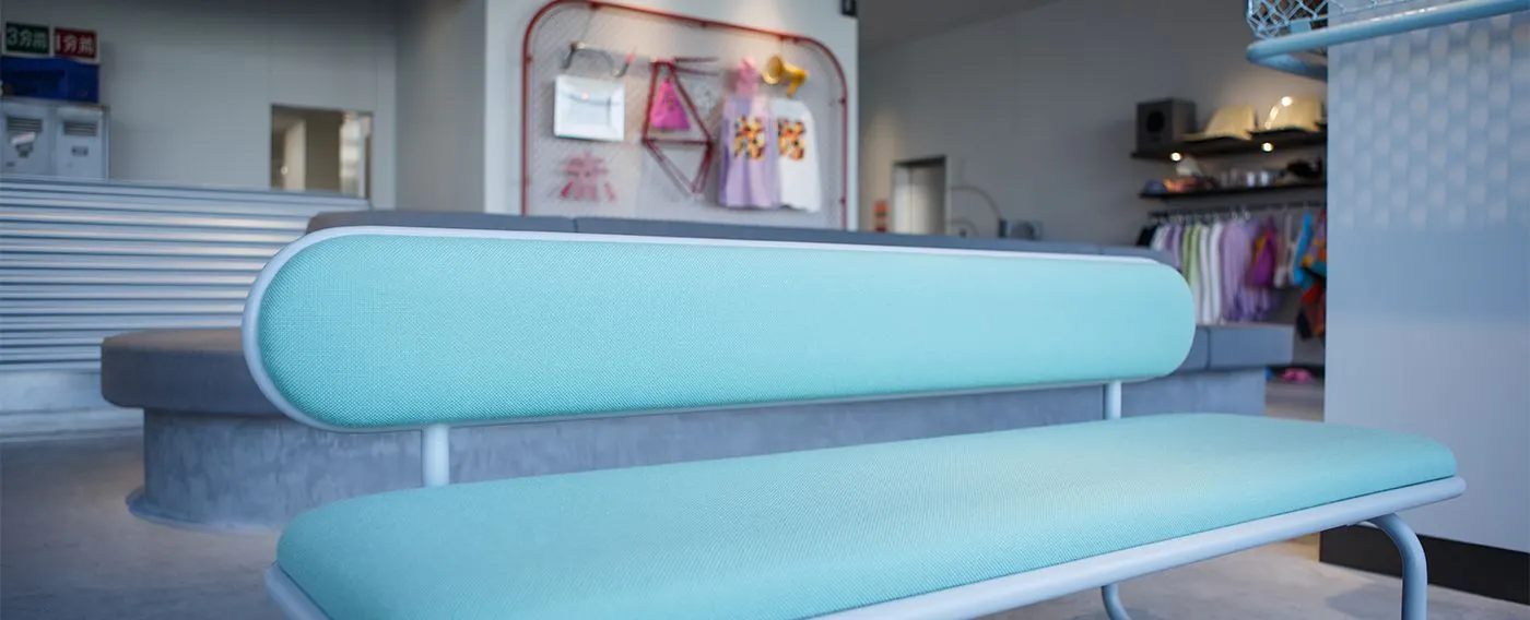 古くなった長椅子はリメイクして、皆さまを迎えるエントランスの癒しに