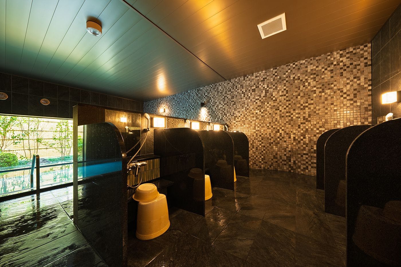 Kolam mandi awam dengan keran