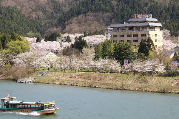 ล่องเรือ