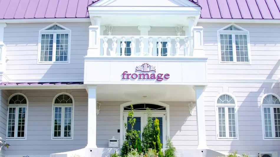 Petit Hotel Fromage with Cats