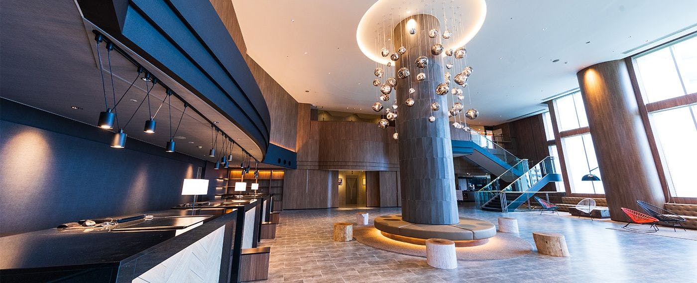 採光を取り入れている明るいロビー