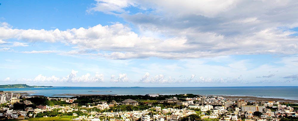 遠方には東海岸の海、沖縄市の街並みが広がります。