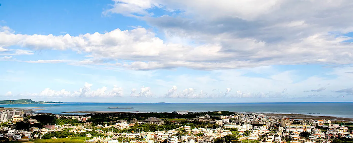 遠方には東海岸の海、沖縄市の街並みが広がります。