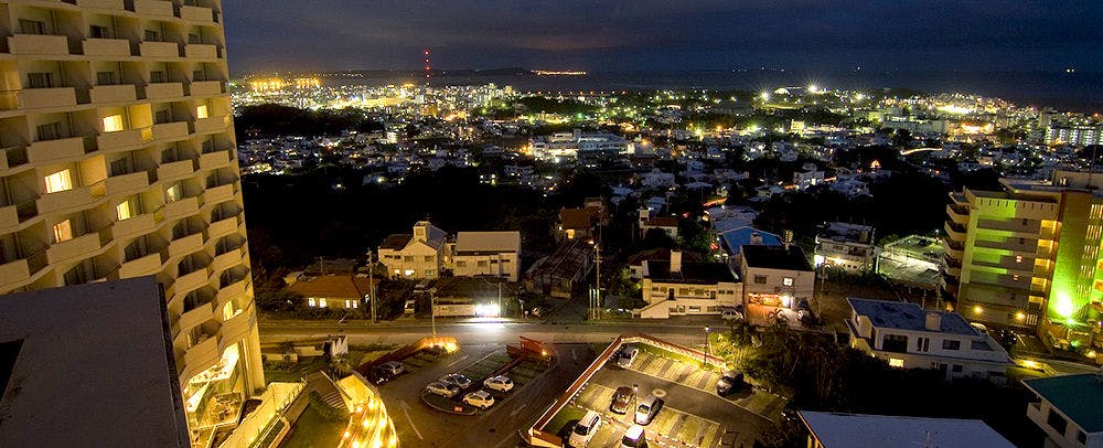 閑静な住宅街、高台に佇むホテルから眺める煌めく夜景