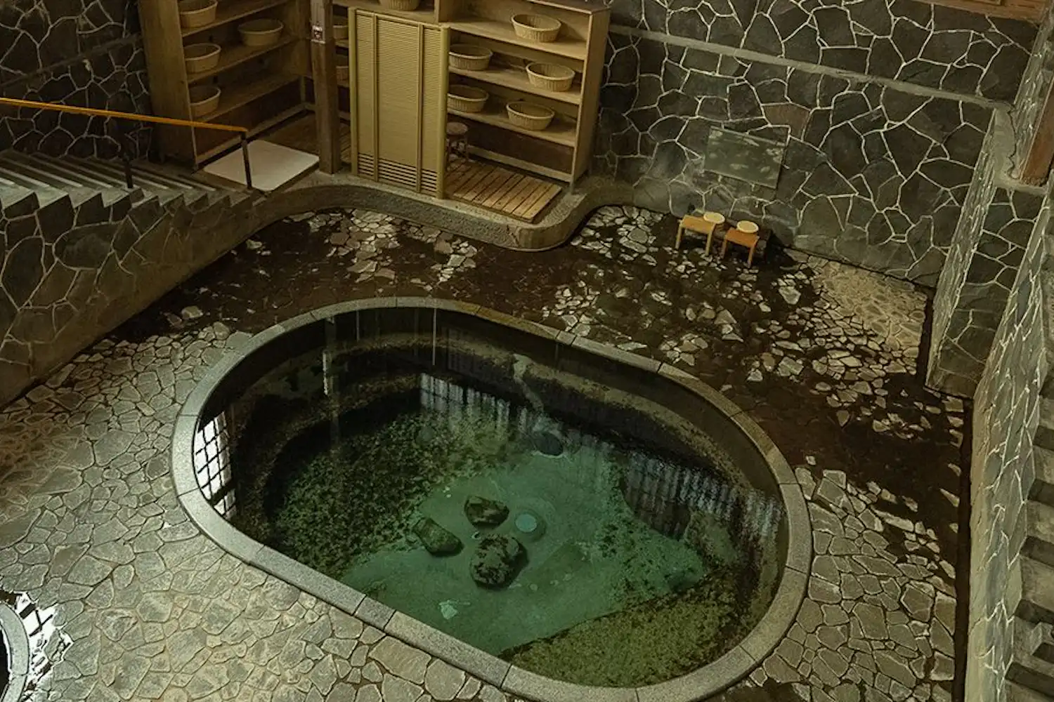 น้ำพุร้อนลิงขาว