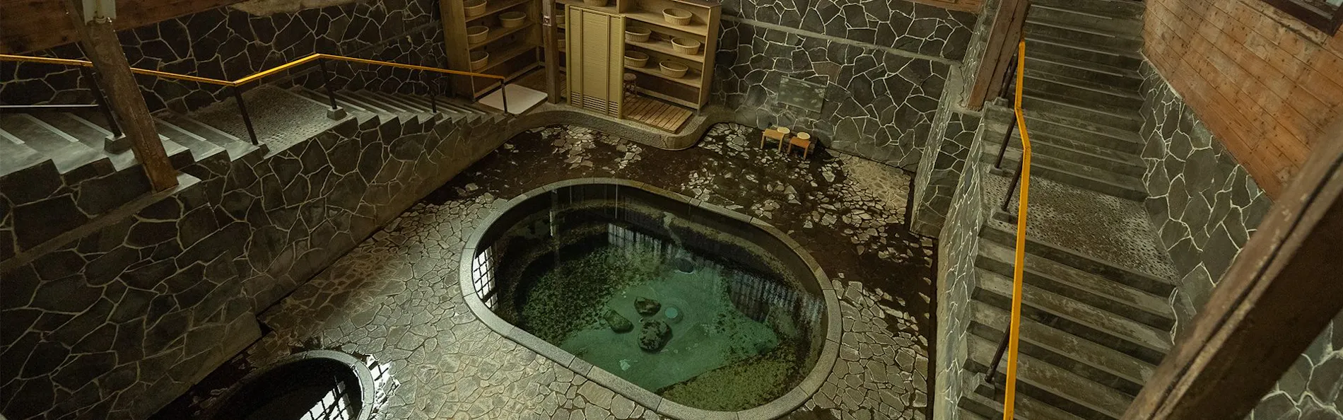 日本一深い天然自噴岩風呂を有す藤三旅館(登録有形文化財)