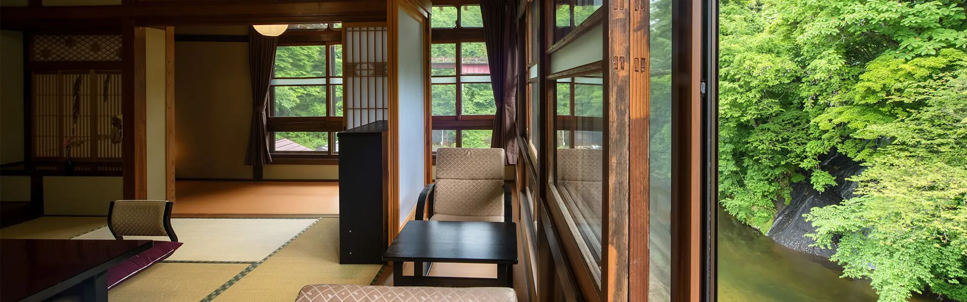 日本一深い天然自噴岩風呂を有す藤三旅館(登録有形文化財)