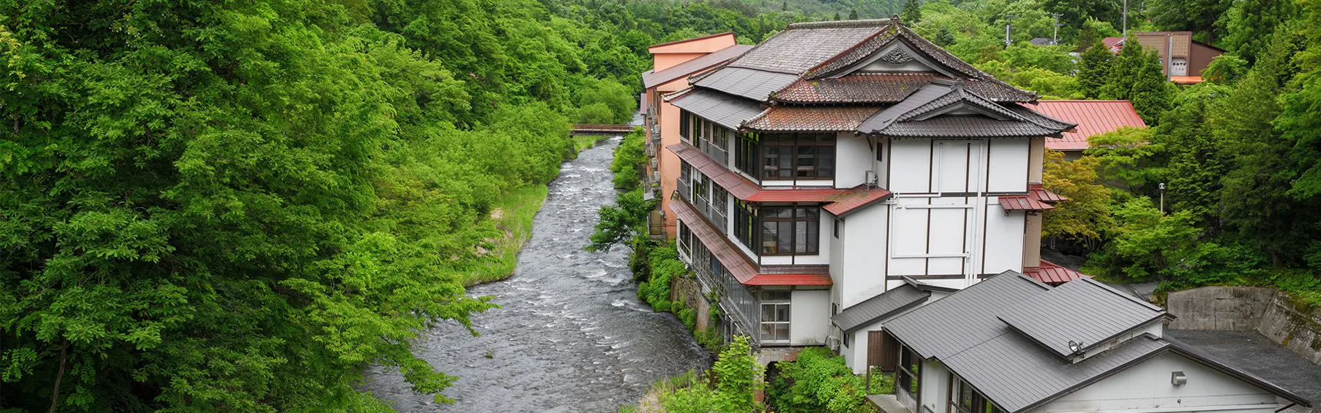 日本一深い天然自噴岩風呂を有す藤三旅館(登録有形文化財)