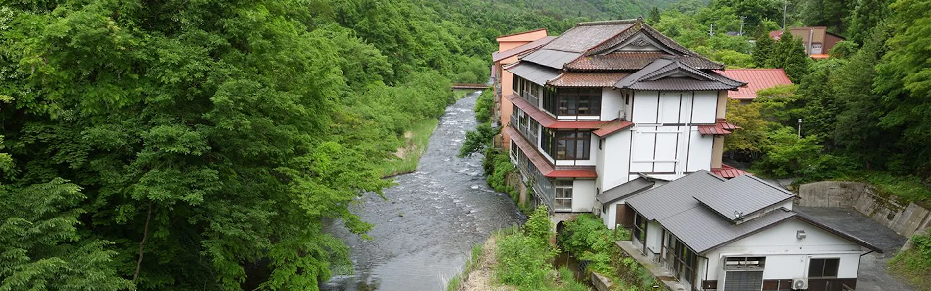 日本一深い天然自噴岩風呂を有す藤三旅館(登録有形文化財)
