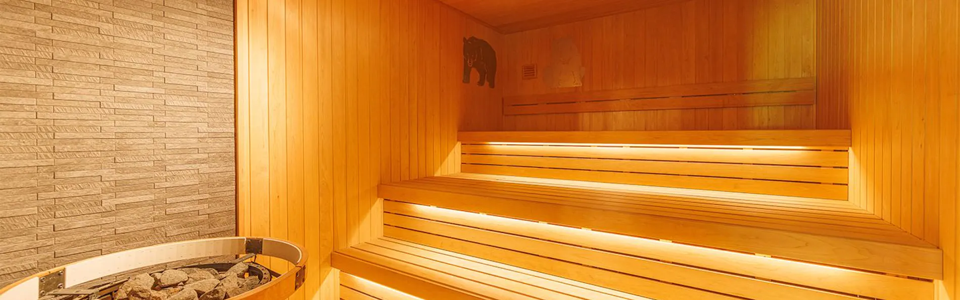 日本一深い天然自噴岩風呂を有す藤三旅館(登録有形文化財)