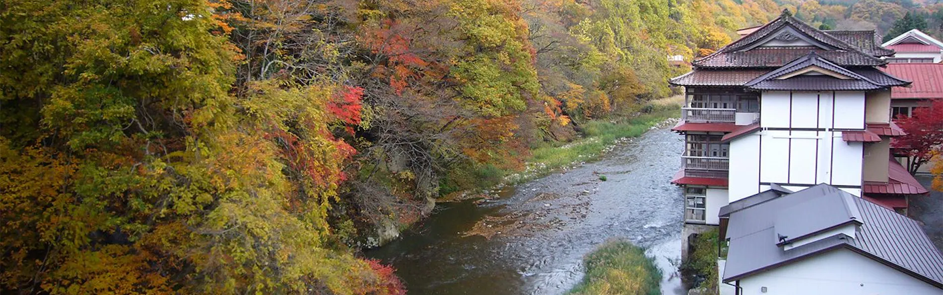 日本一深い天然自噴岩風呂を有す藤三旅館(登録有形文化財)