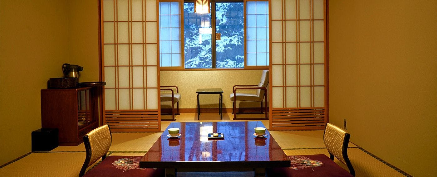 日本一深い天然自噴岩風呂を有す藤三旅館（登録有形文化財）
