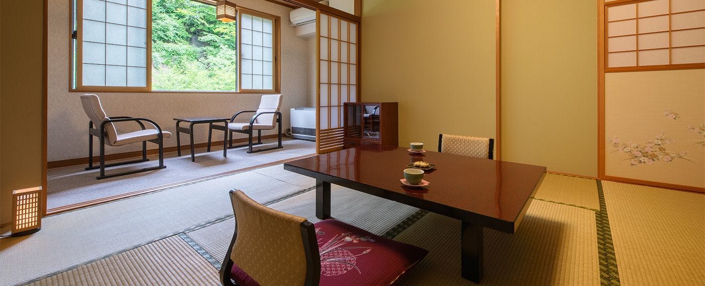 日本一深い天然自噴岩風呂を有す藤三旅館（登録有形文化財）