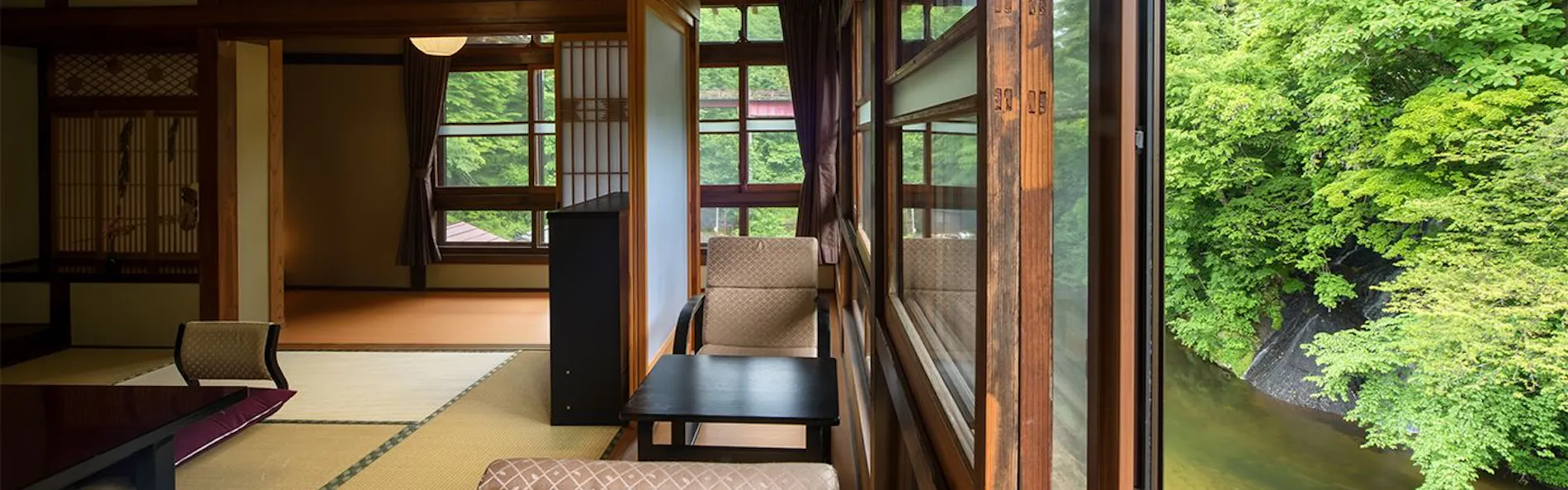 日本一深い天然自噴岩風呂を有す藤三旅館(登録有形文化財)