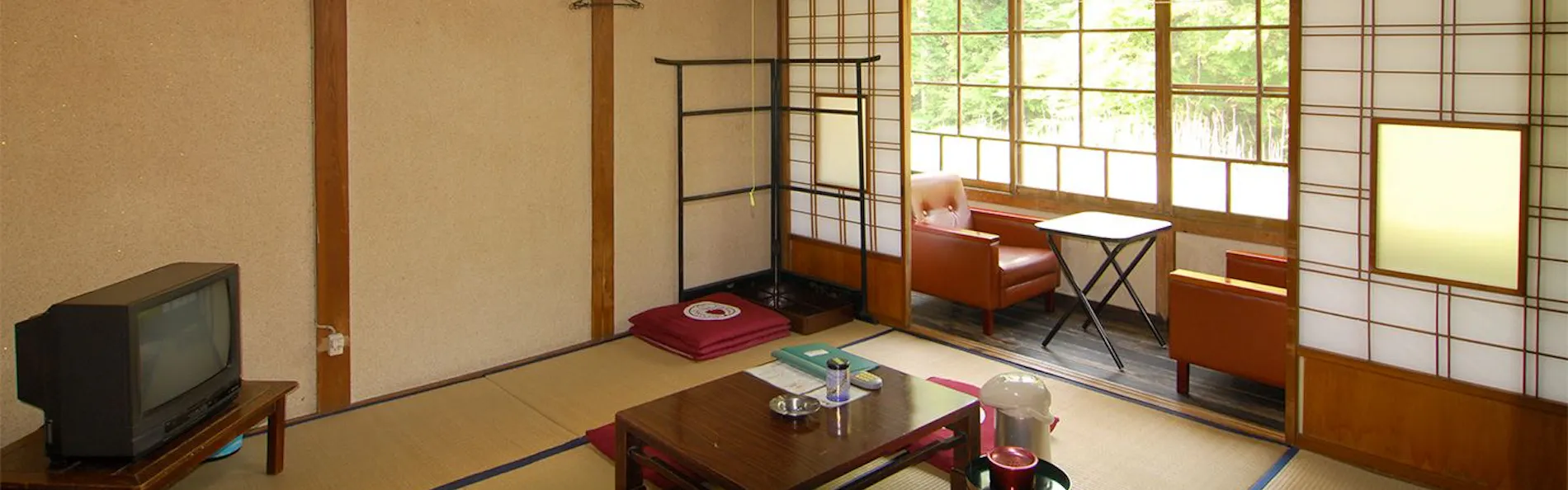 日本一深い天然自噴岩風呂を有す藤三旅館(登録有形文化財)