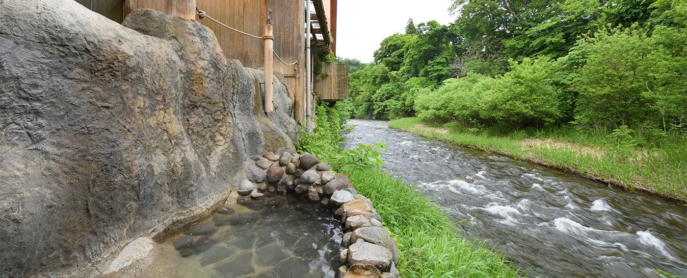 日本一深い天然自噴岩風呂を有す藤三旅館（登録有形文化財）