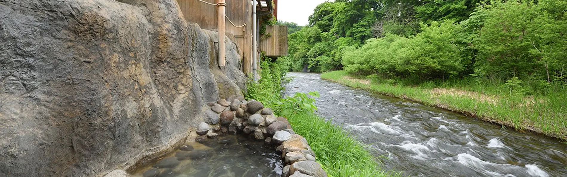 日本一深い天然自噴岩風呂を有す藤三旅館(登録有形文化財)