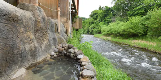 日本一深い天然自噴岩風呂を有す藤三旅館(登録有形文化財)
