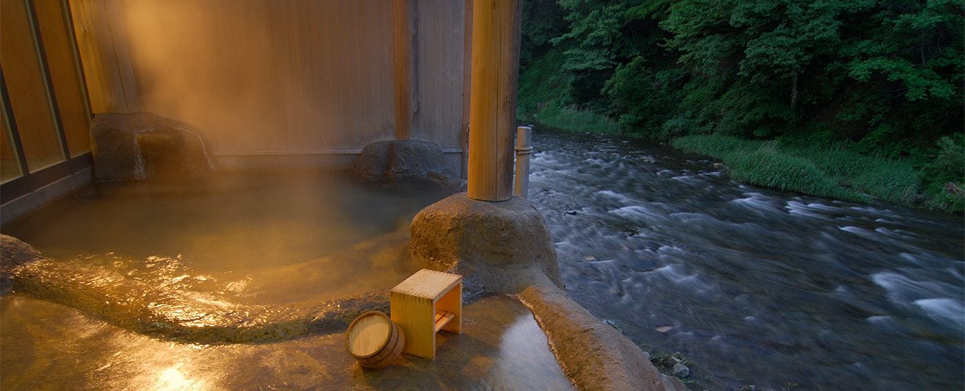 日本一深い天然自噴岩風呂を有す藤三旅館（登録有形文化財）