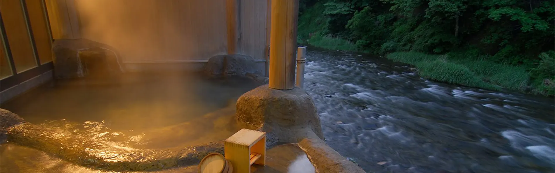 日本一深い天然自噴岩風呂を有す藤三旅館(登録有形文化財)