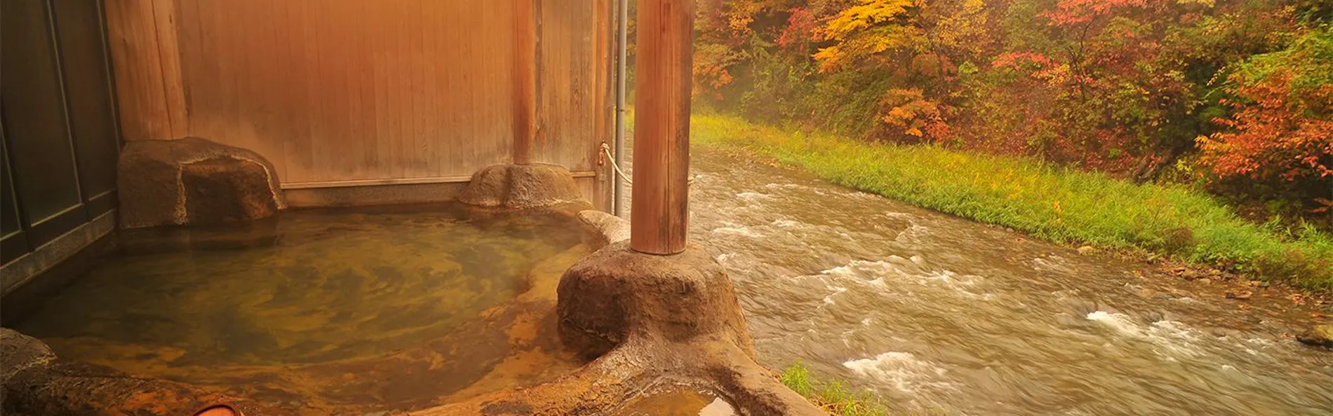 日本一深い天然自噴岩風呂を有す藤三旅館(登録有形文化財)
