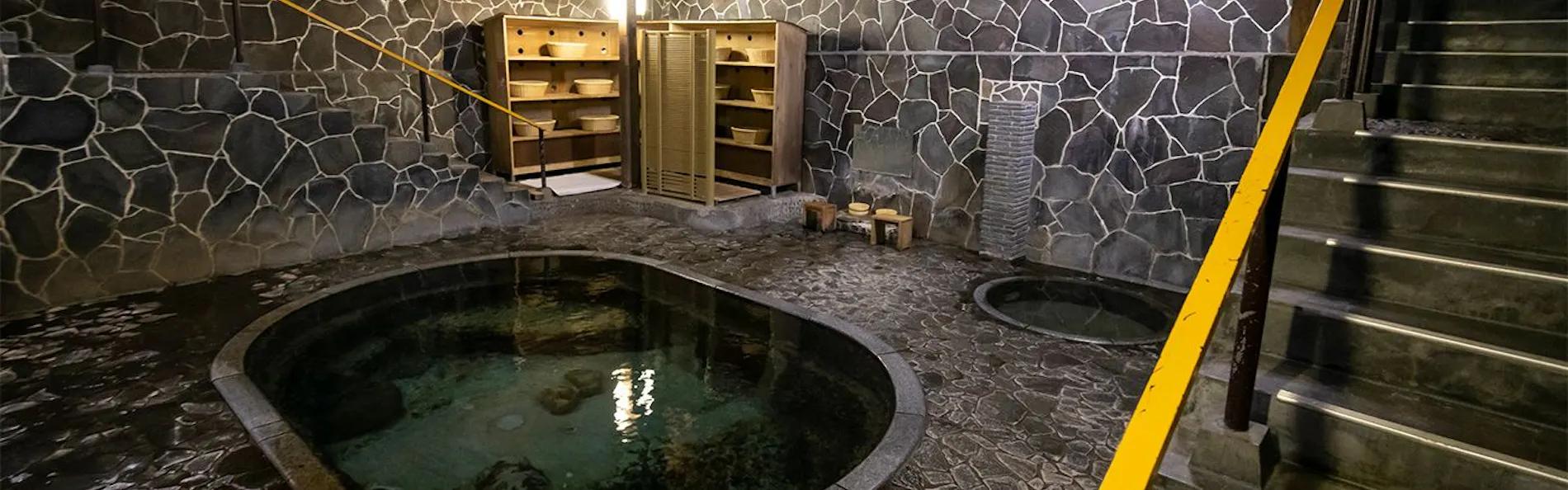 日本一深い天然自噴岩風呂を有す藤三旅館(登録有形文化財)