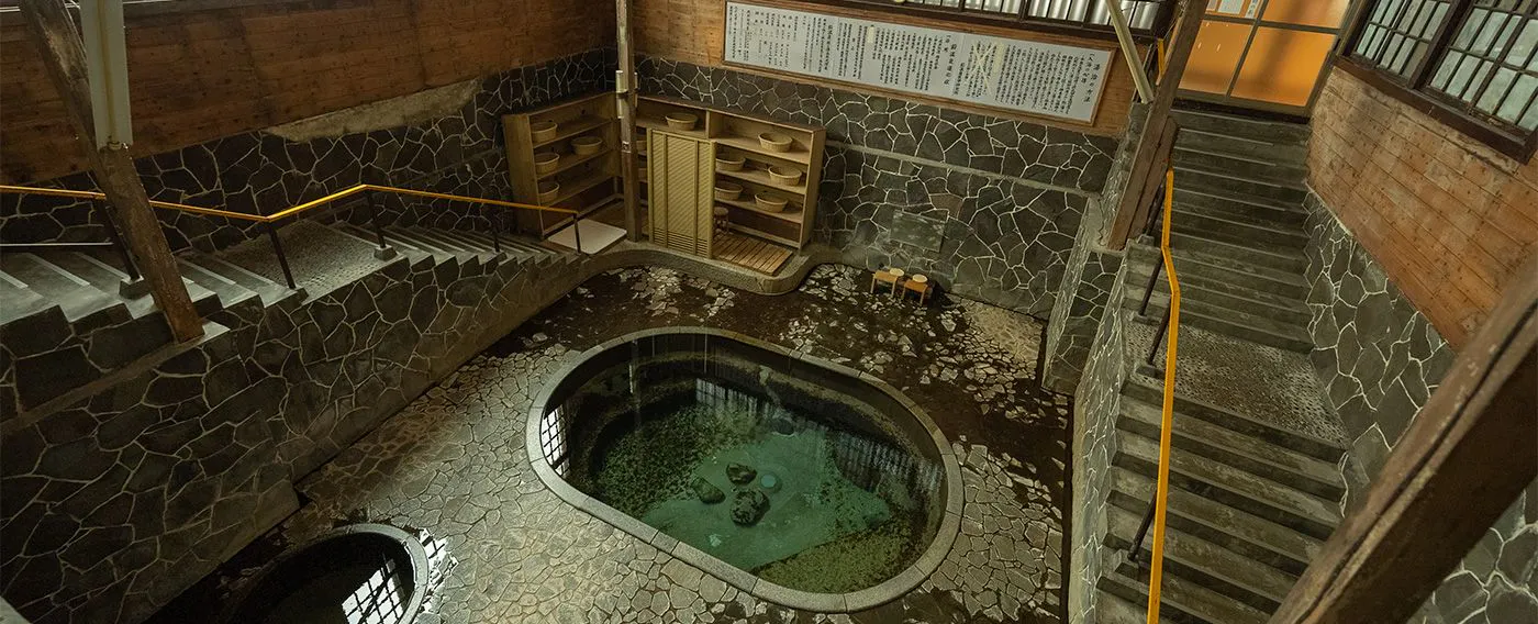 น้ำพุร้อนลิงขาว