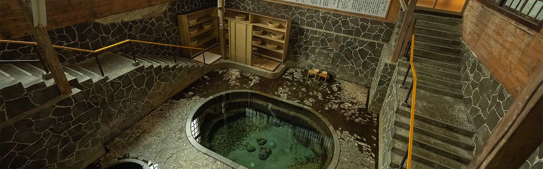 日本一深い天然自噴岩風呂を有す藤三旅館(登録有形文化財)