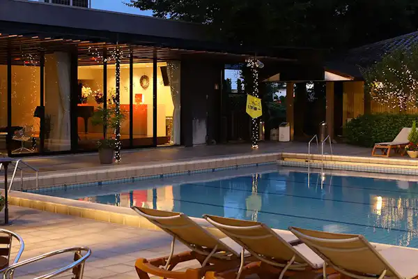 สระว่ายน้ำ