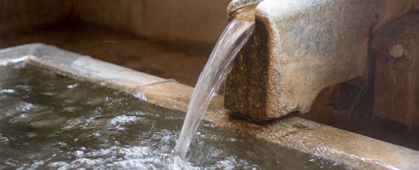 Mata air panas yang tidak berubah dengan sejarah lebih dari 100 tahun.