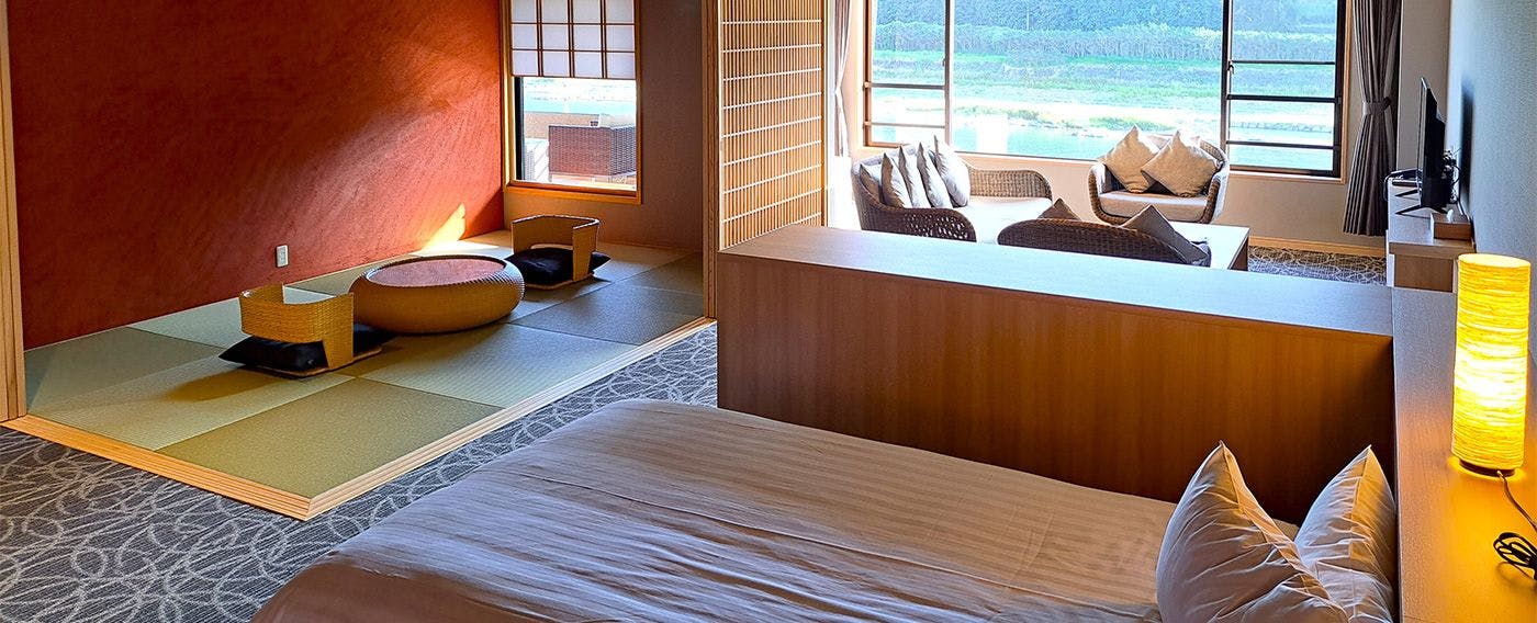 Ruang yang menghadap Sungai Kuma, merasai keindahan alam.