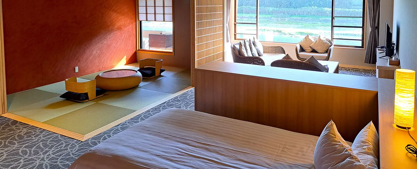 Ruang yang menghadap Sungai Kuma, merasai keindahan alam.