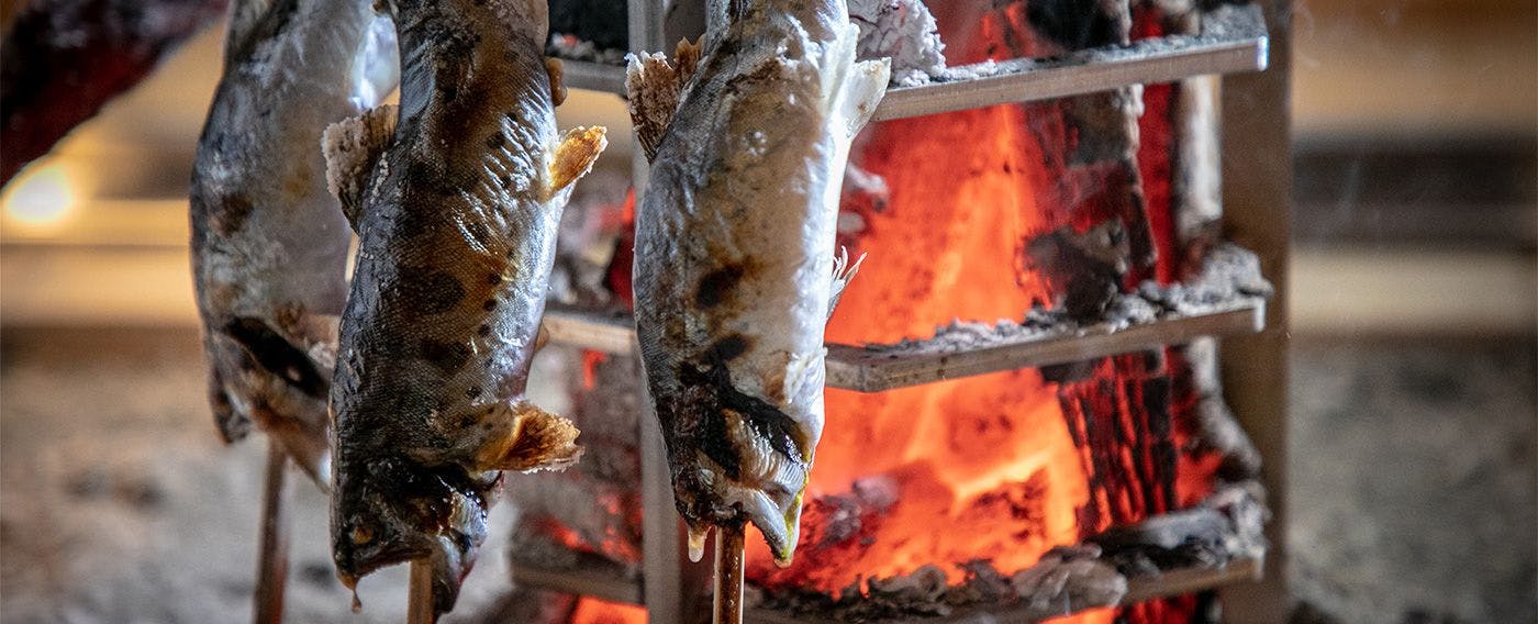 Hidangan yang menonjol dengan bahan tempatan yang berkualiti dan kemahiran yang cemerlang.