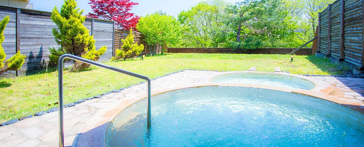 Tab mandi terbuka (rotenburo)