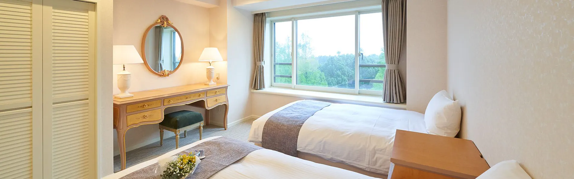 ホテルトリニティ書斎