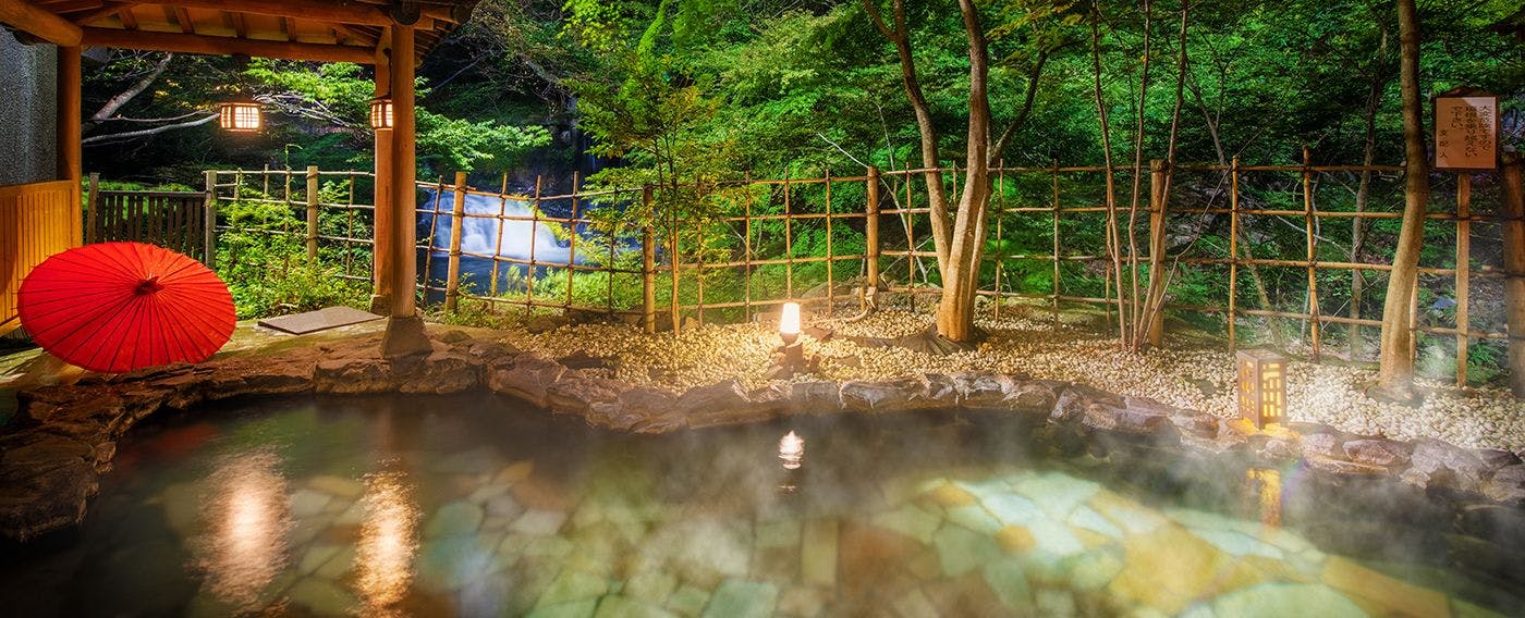 น้ำพุร้อนที่ไหลจากแหล่งธรรมชาติของตัวเอง