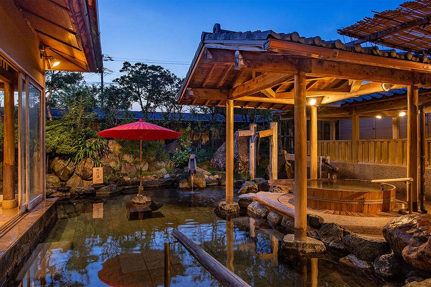 บ่อออนเซ็นกลางแจ้งในสวน “ยู ฟูมาจิ โนะ ยุ”