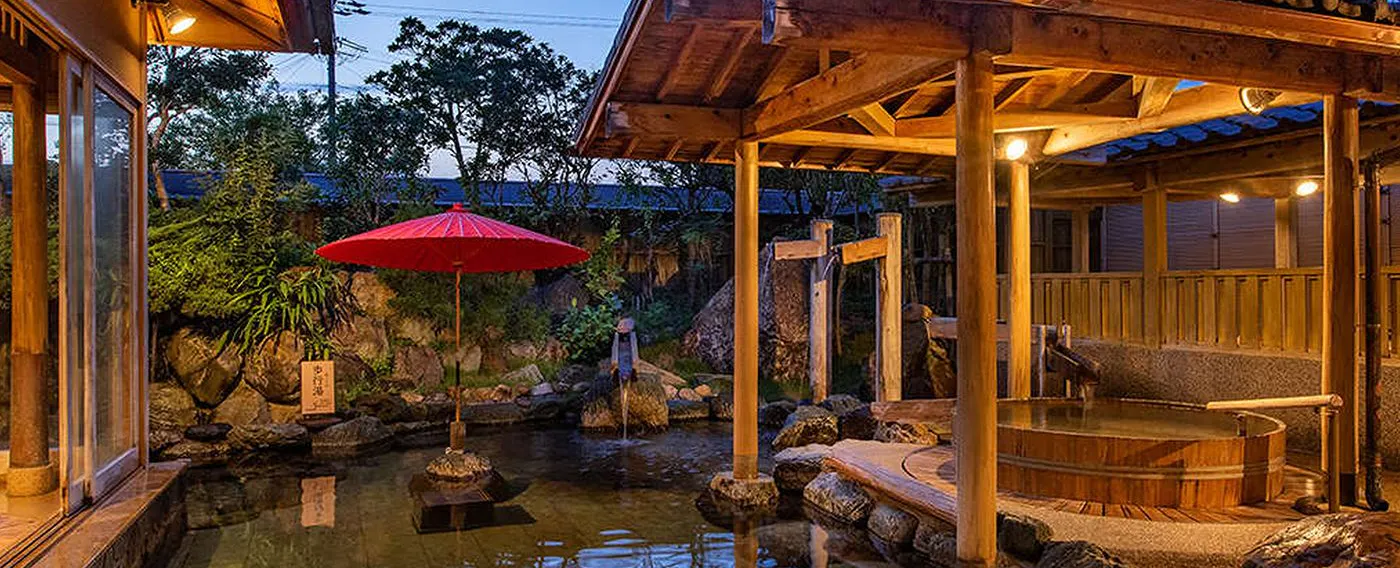 บ่อออนเซ็นกลางแจ้งในสวน “ยู ฟูมาจิ โนะ ยุ”