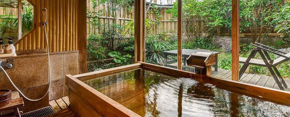 ห้องอาบน้ำสาธารณะขนาดใหญ่พร้อมวิวทิวทัศน์