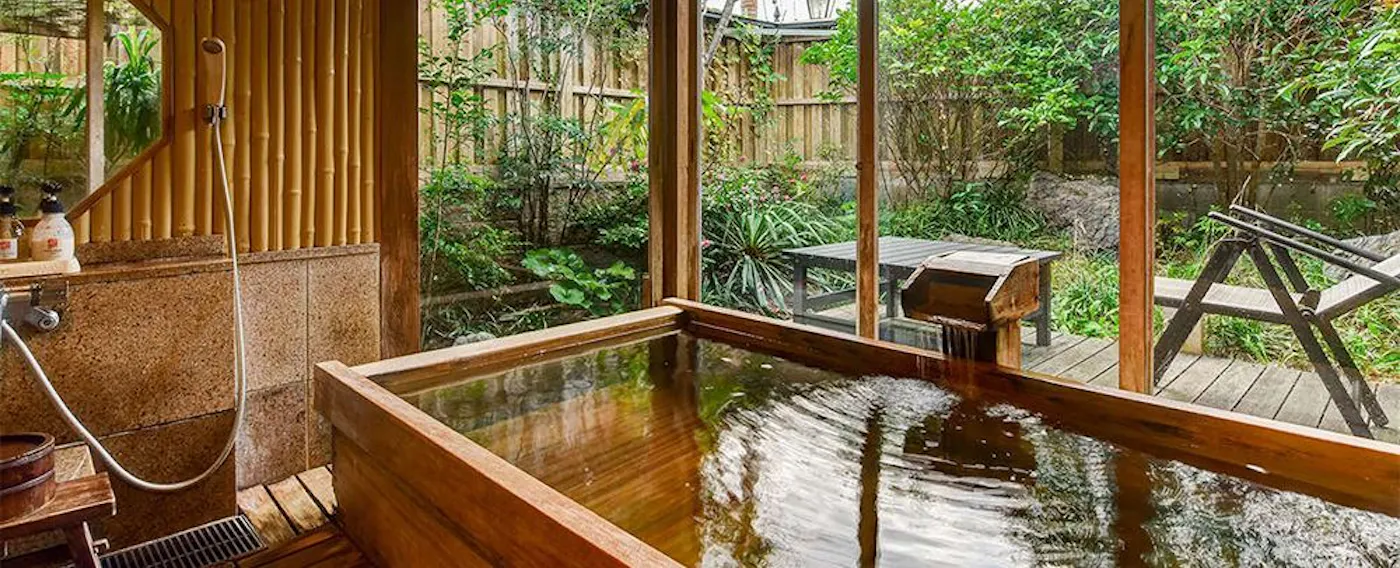 ห้องอาบน้ำสาธารณะขนาดใหญ่พร้อมวิวทิวทัศน์