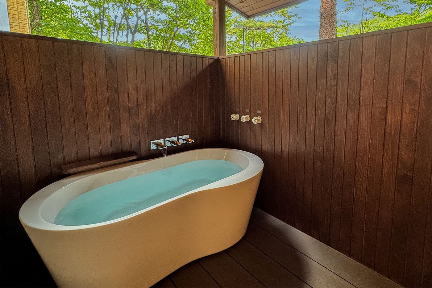 อ่างอาบน้ำกลางแจ้ง