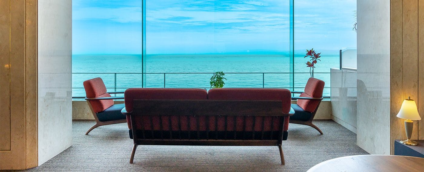 Nikmati pemandangan laut dari setiap kamar.